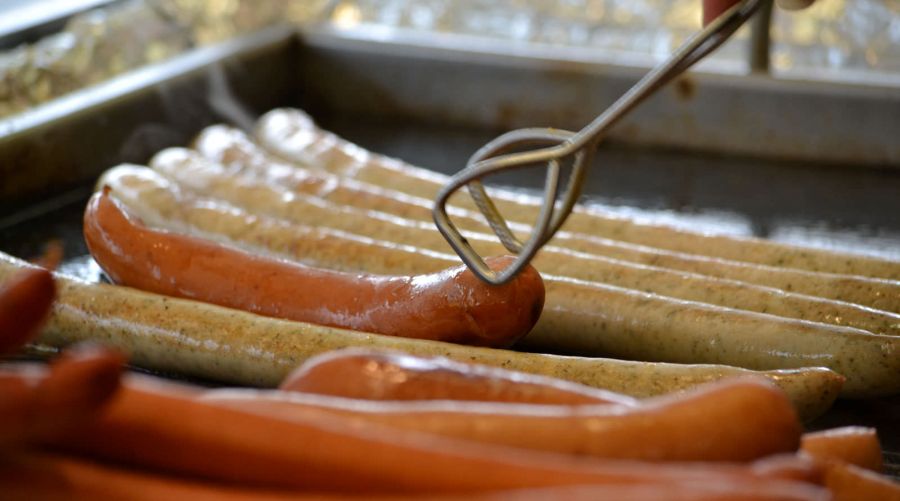 Frische Brat- und Currywürste auf dem Grill