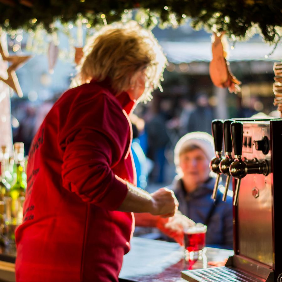 Edith Singer beim Ausschank von Glühwein